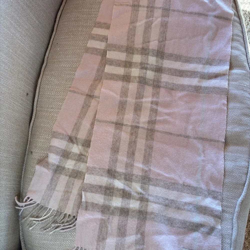 Burberry pink plaid cashmere scarf - Picture 3 of 4
